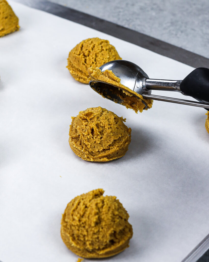 图像的姜饼曲奇面团用3汤匙饼干勺舀