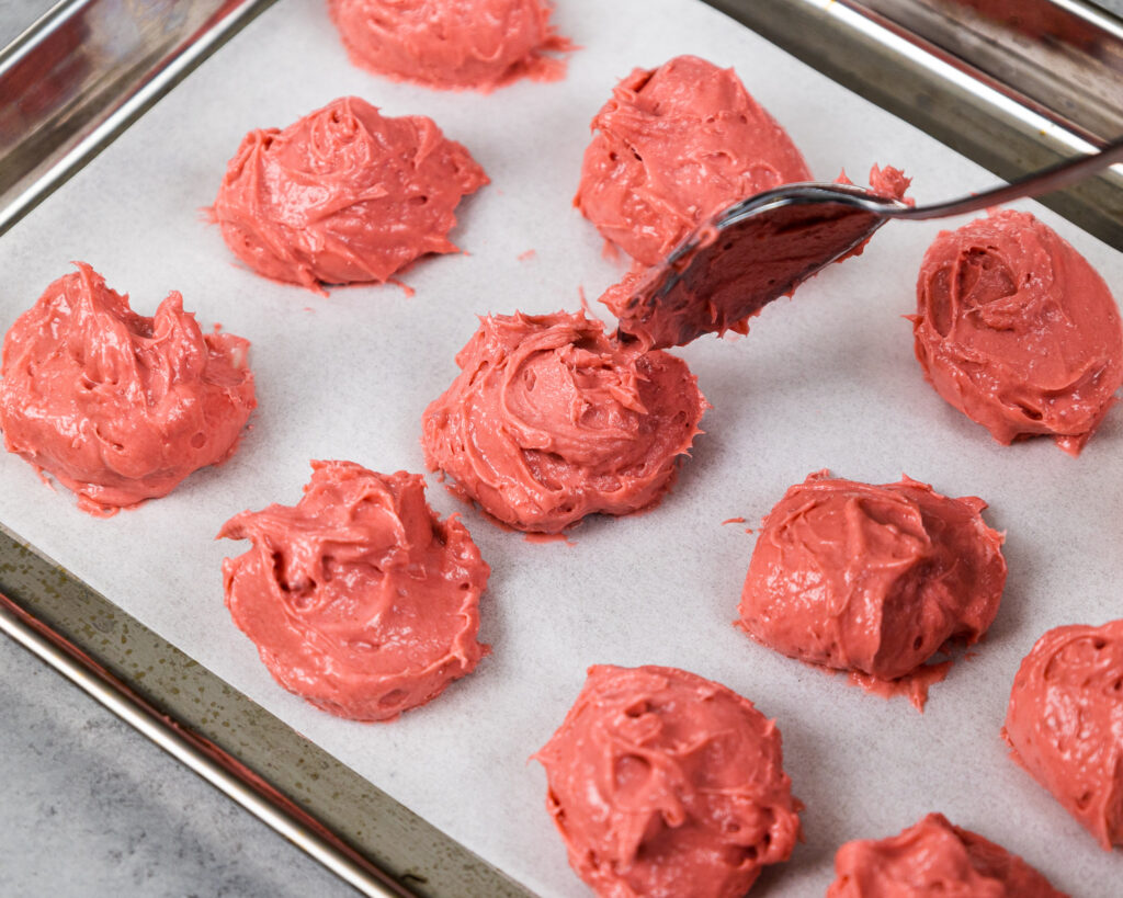 覆盆子芝士蛋糕的形象被挖到一个托盘和冷冻曲奇