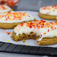 上面撒着奶油糖霜和节日的秋天洒上的姜饼饼