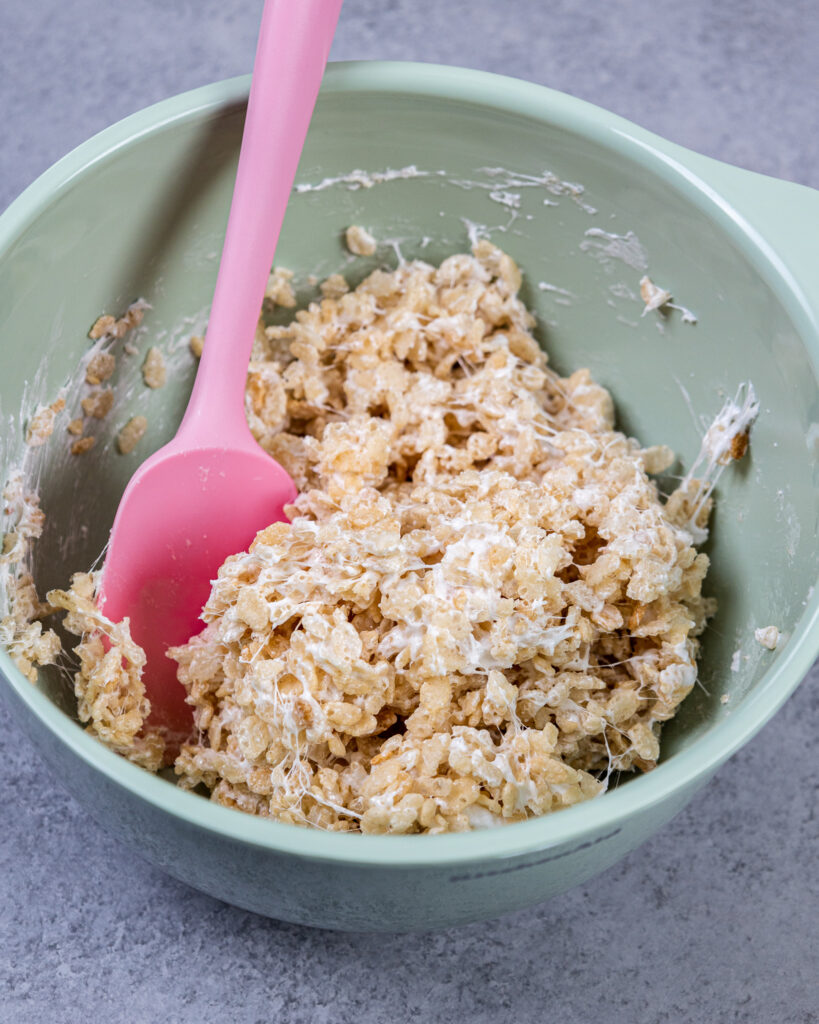 蛋糕装饰大米私家侦探的形象一个侏儒蛋糕上创建的帽子