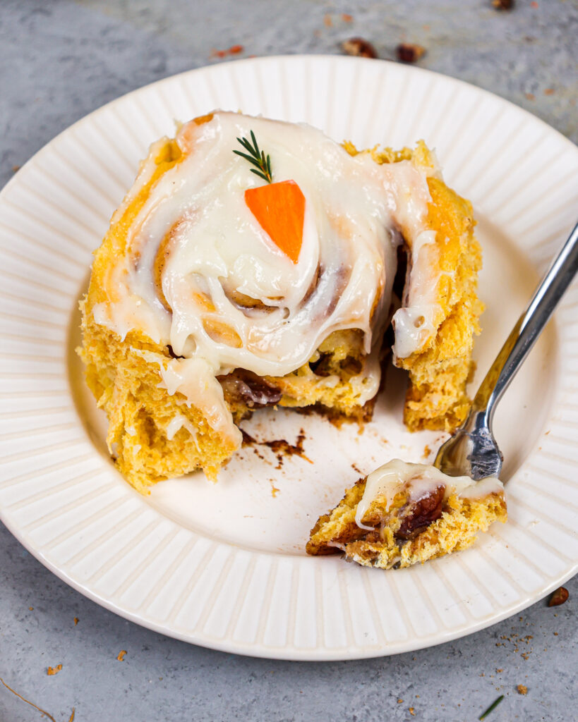 蓬松的胡萝卜蛋糕肉桂卷的图像已切入，以显示它的柔软和柔软