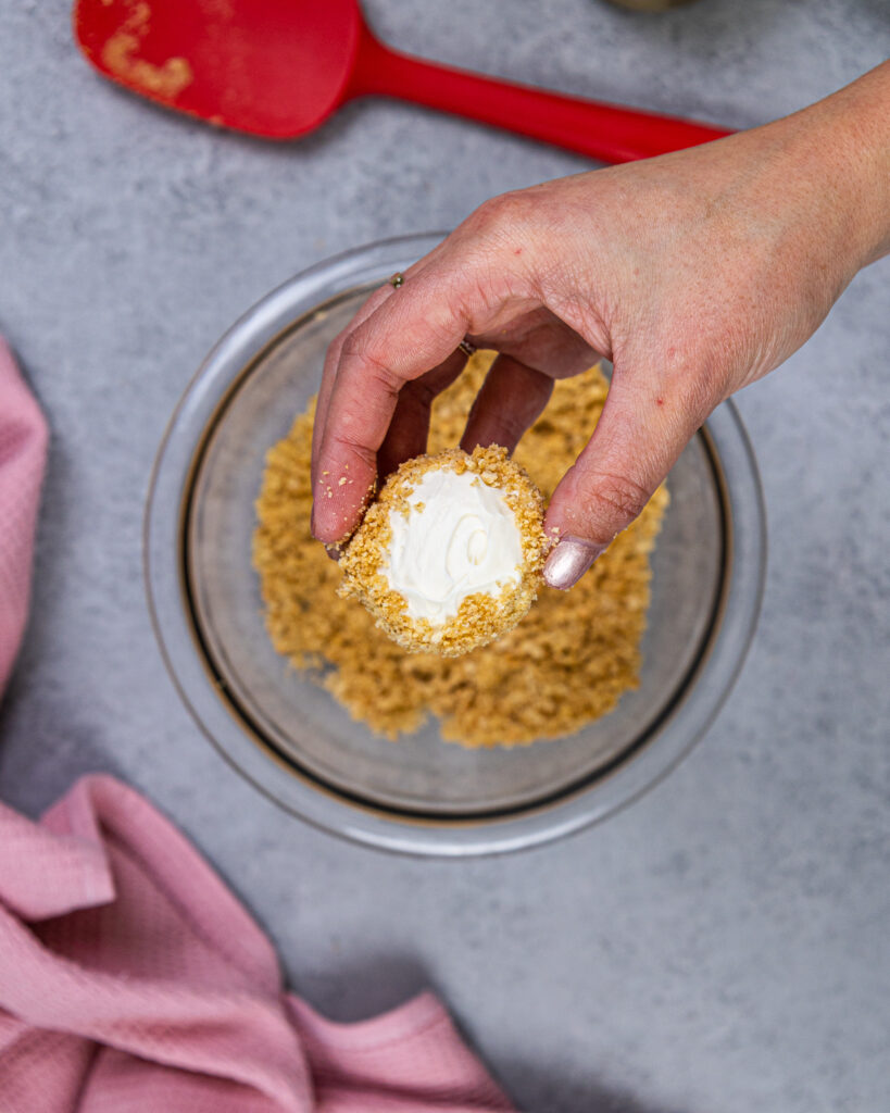 在被融化的巧克力装饰之前，没有烘焙芝士蛋糕咬合的图像