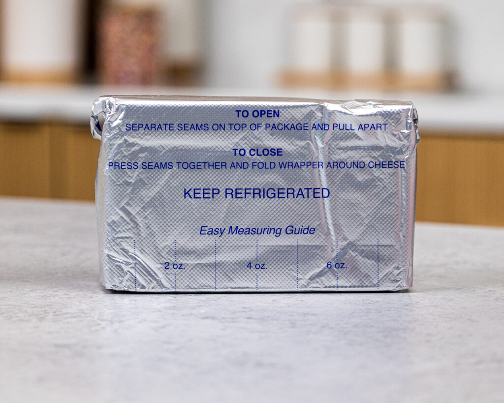 一块全脂奶油奶酪的图像