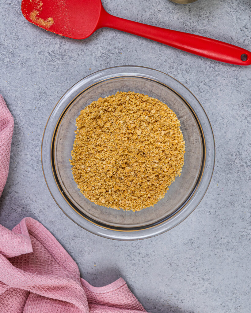 制作的Graham饼干和黄油混合物的图像没有烤芝士蛋糕叮咬