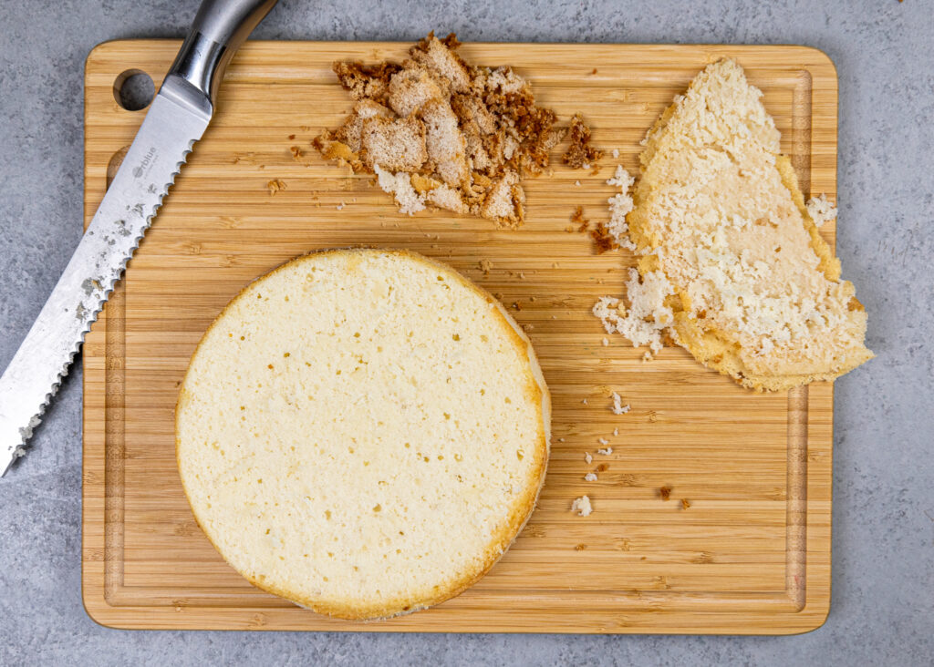 香草蛋糕层被夷为平地的形象用锯齿刀之前堆叠层蛋糕