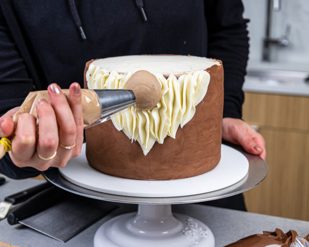 的鼻子被输送到一个与奶油乳酪蛋糕,看起来像一个侏儒