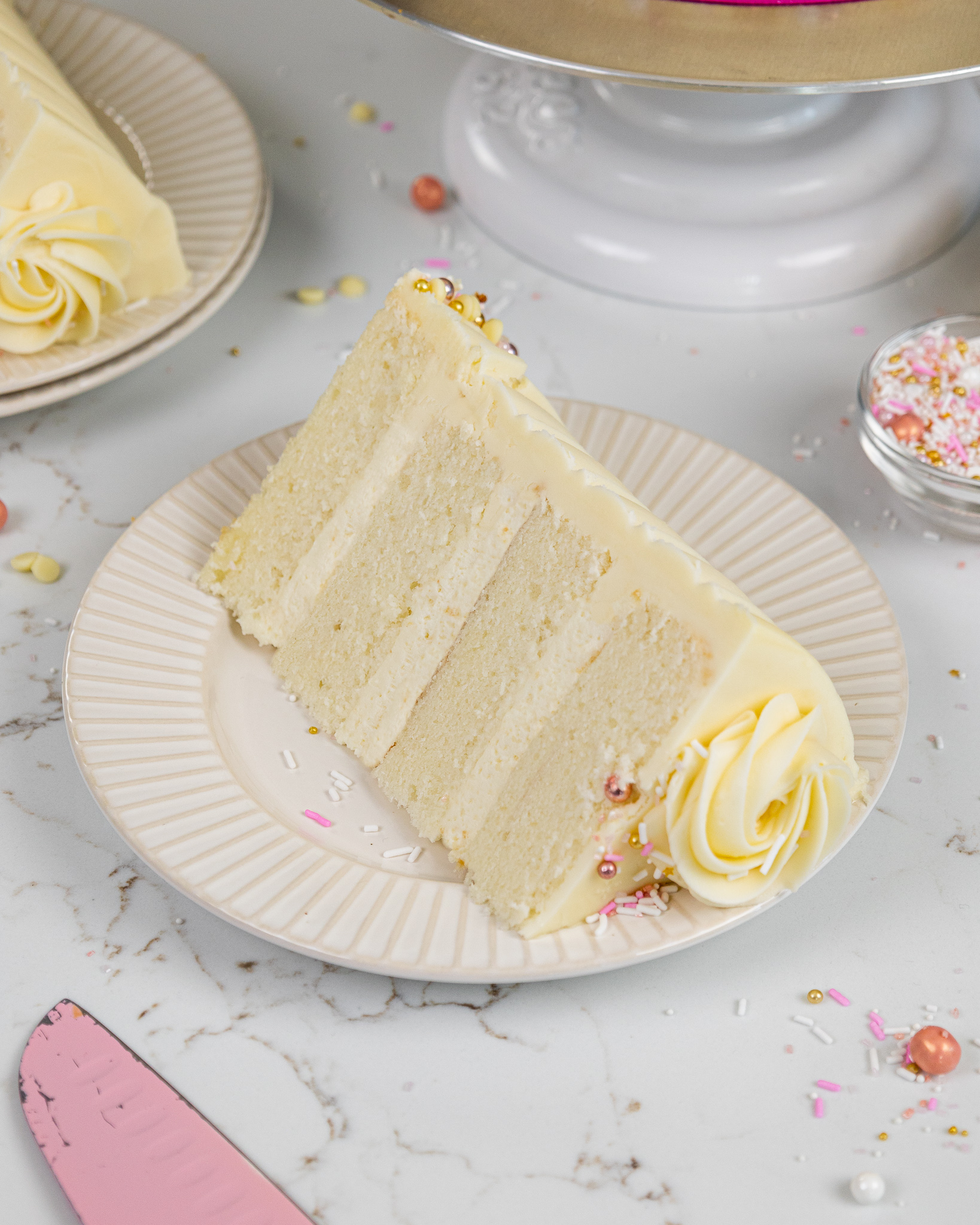 图像的香草蛋糕充满了白巧克力慕斯蛋糕