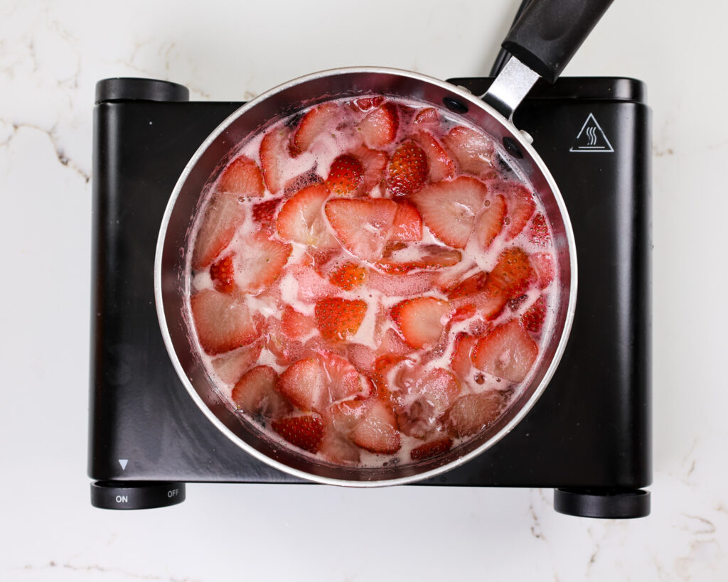 用简单糖浆加热草莓的图像，使草莓注入简单糖浆