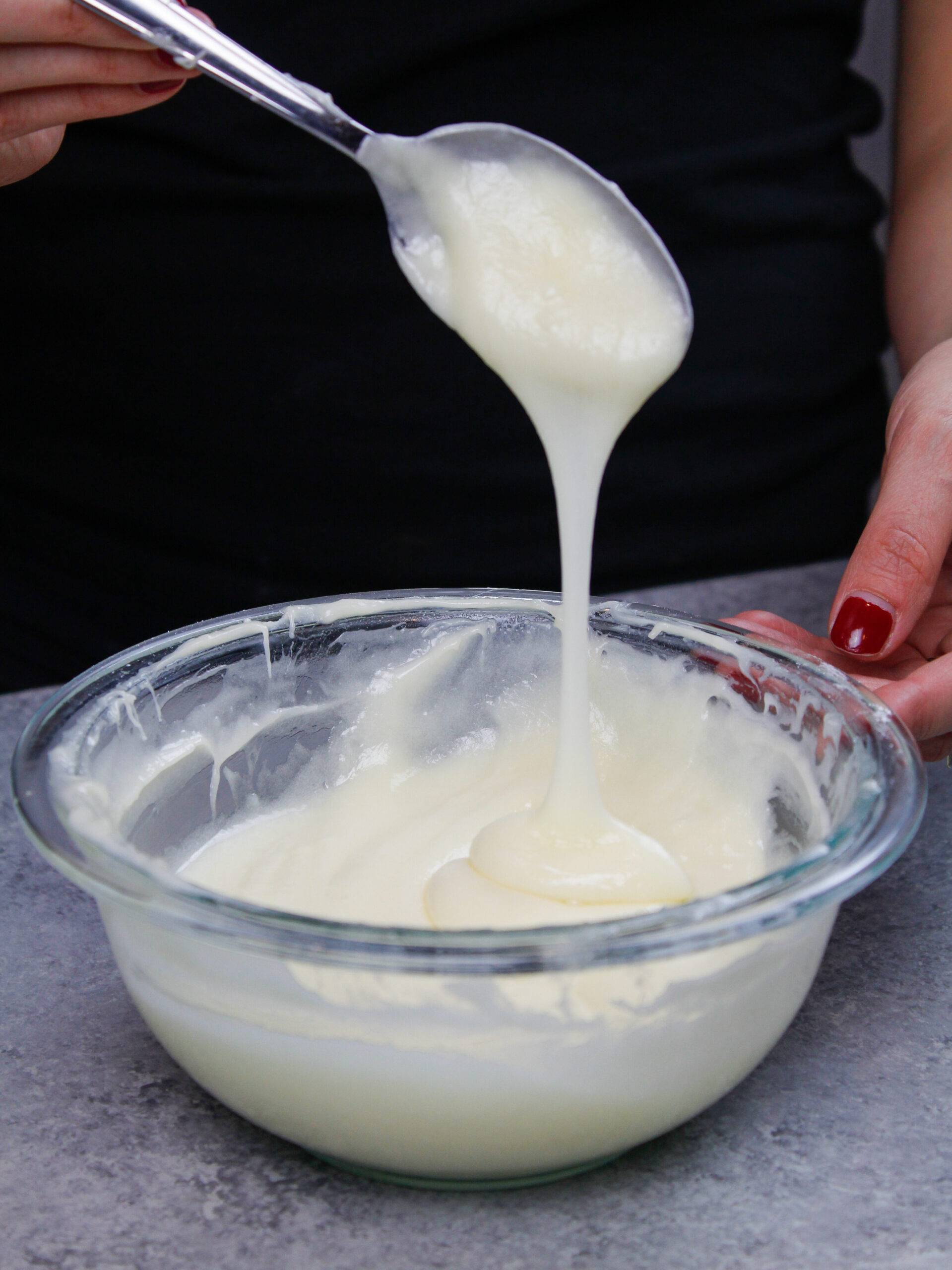 奶油奶酪釉的图像准备在肉桂卷上使用