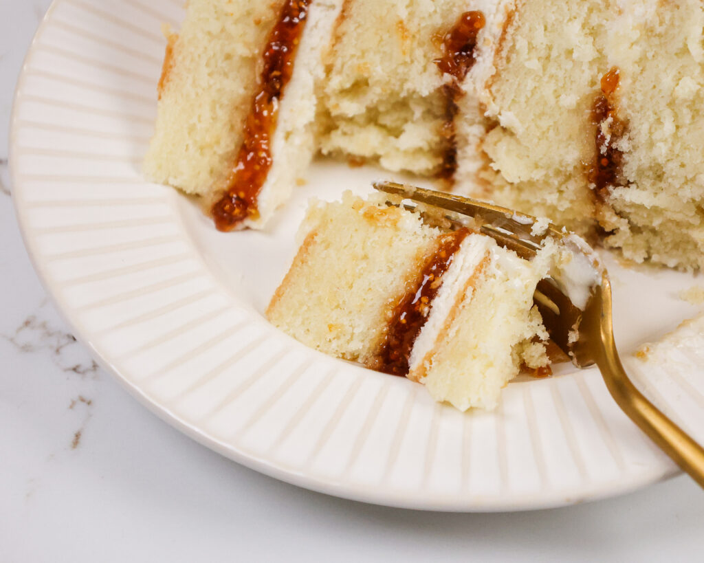 盘子上的一块山羊蛋糕的图像