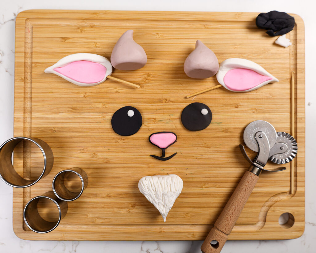 装饰山羊蛋糕的软糖脸的图像