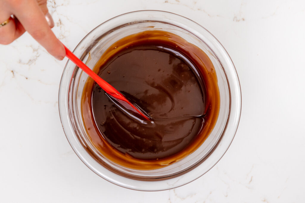 用浓奶油，牛奶巧克力和玉米糖浆制成的巧克力釉料图像