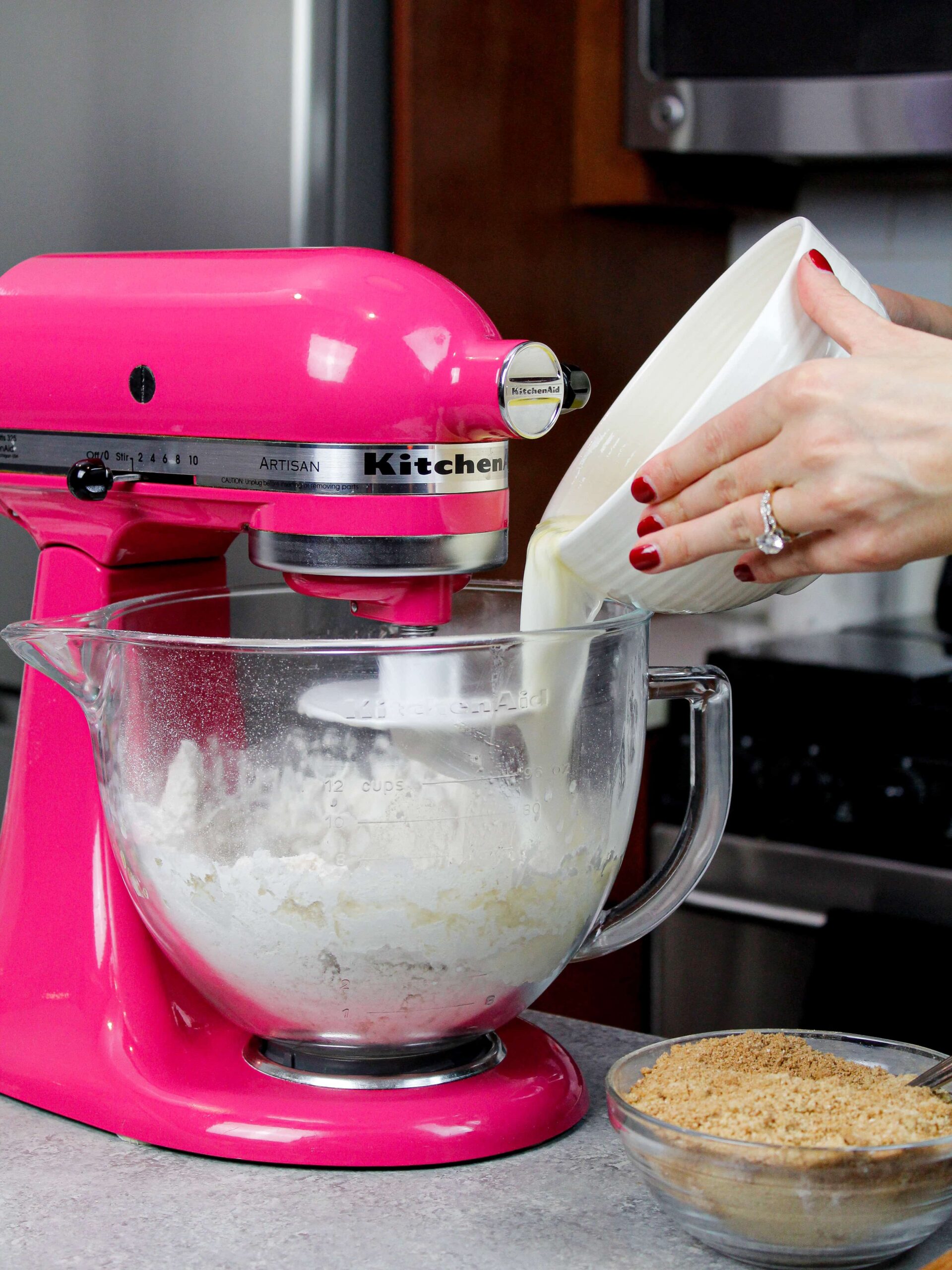 将湿成分倒入干成分以制成自制肉桂卷的图像