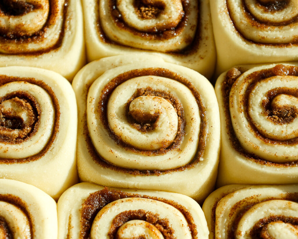 快速酵母肉桂卷的图像已经上升并且准备烘烤