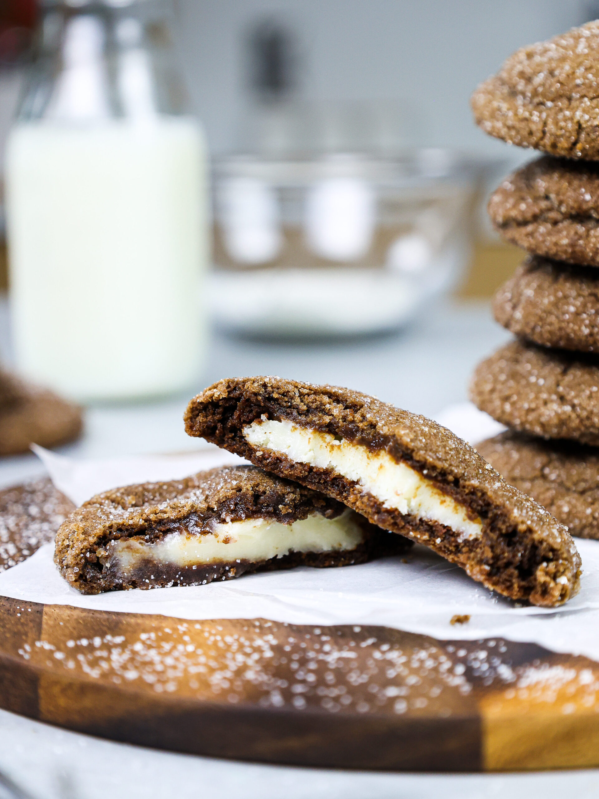 巧克力芝士蛋糕库克的图像被咬伤以显示其奶油芝士蛋糕馅