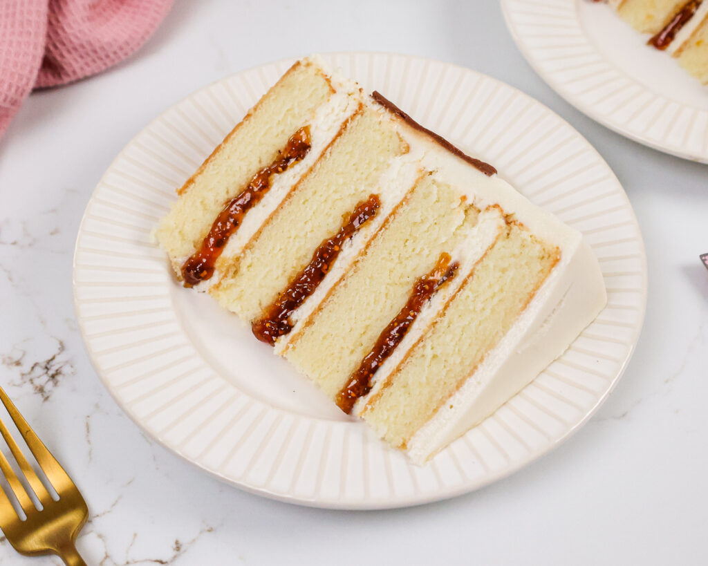 用山羊奶酪糖霜和无花果果酱制成的一块蛋糕的图像