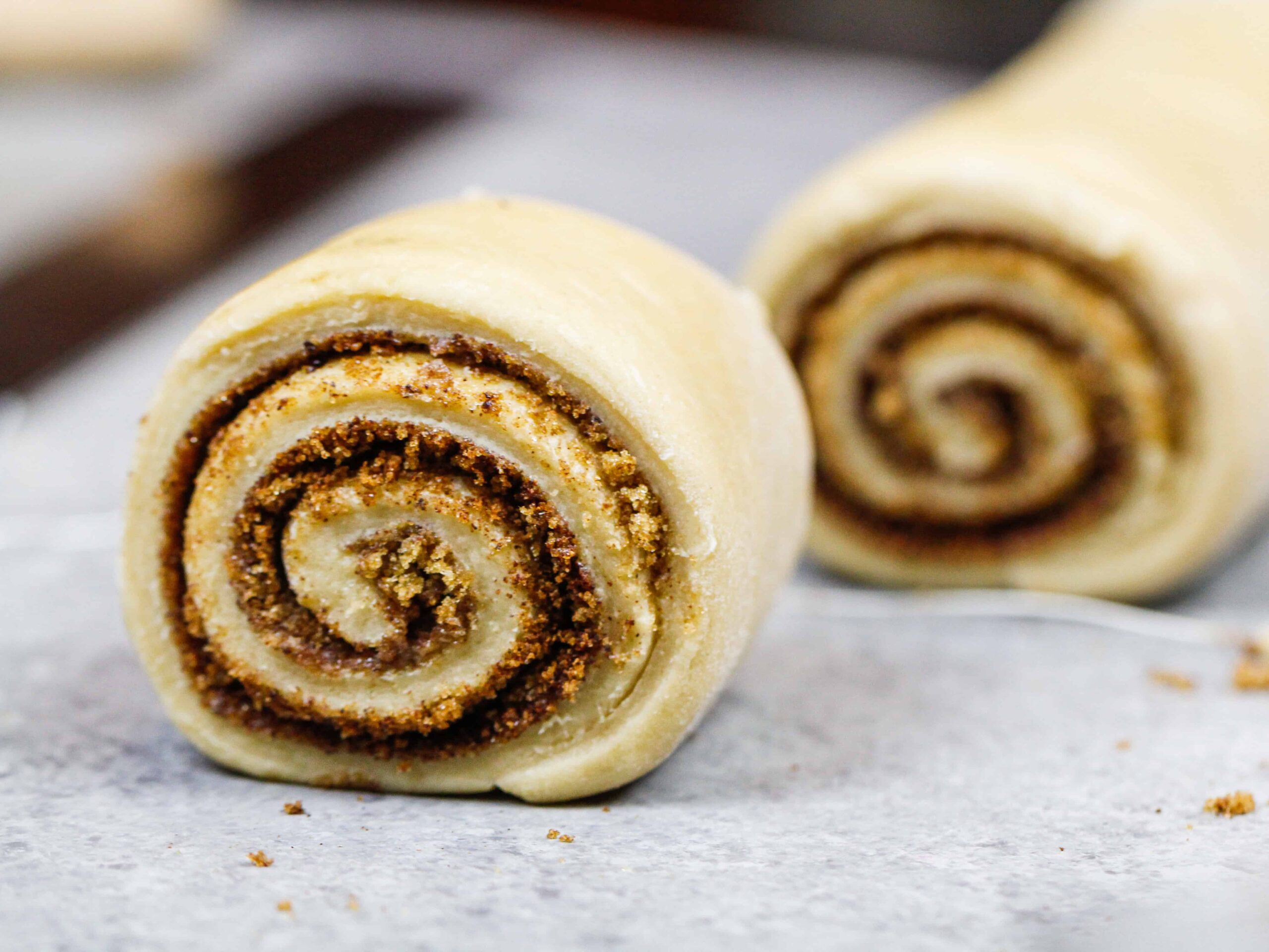 image of cleanly sliced cinnamon rolls cut using dental floss