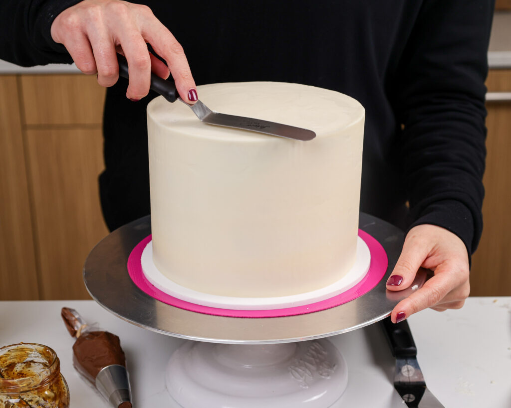 7英寸蛋糕的图像用山羊奶酪糖霜制成山羊蛋糕