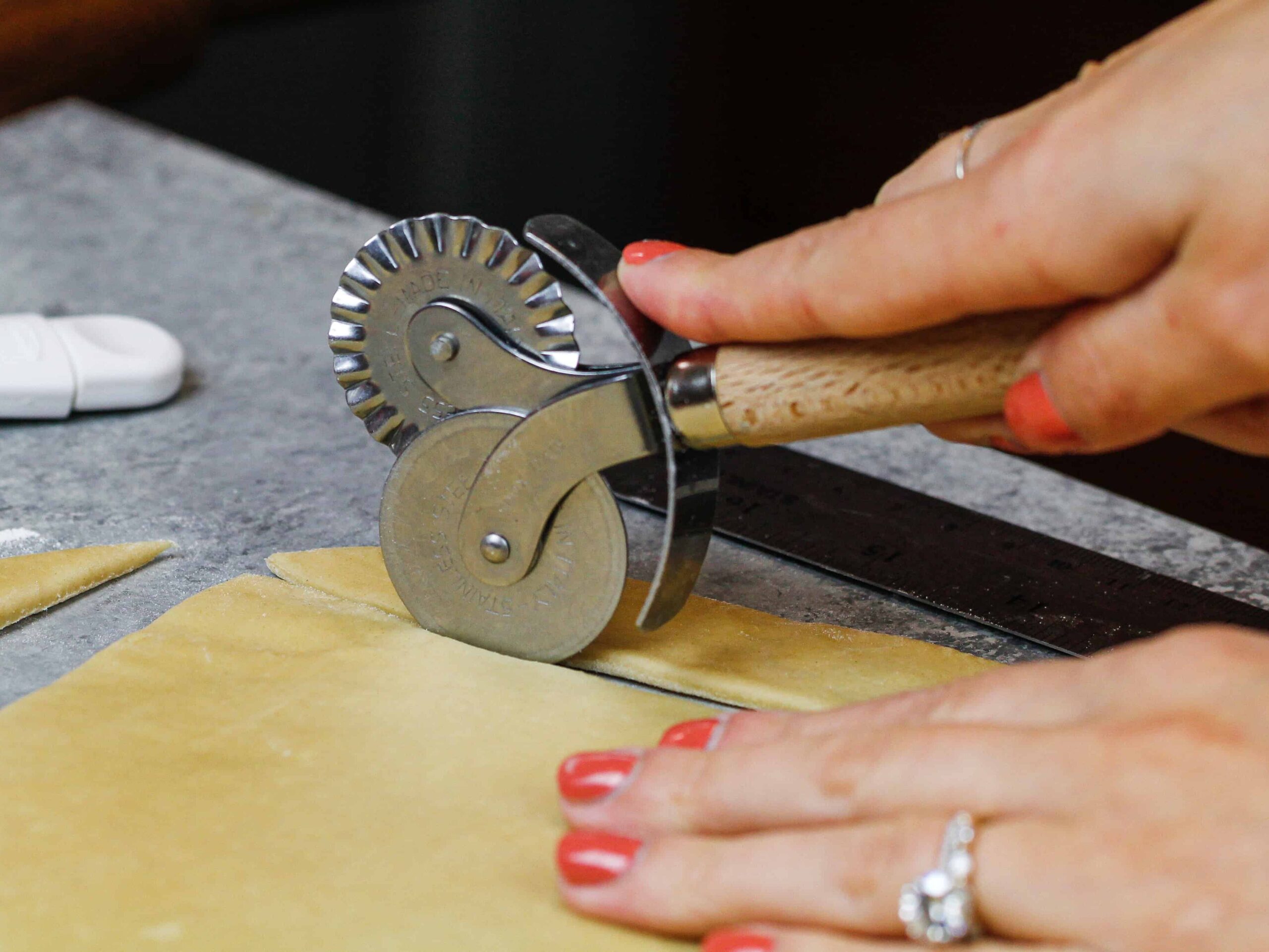 肉桂卷面团的图像被平方以呈锋利的角落。