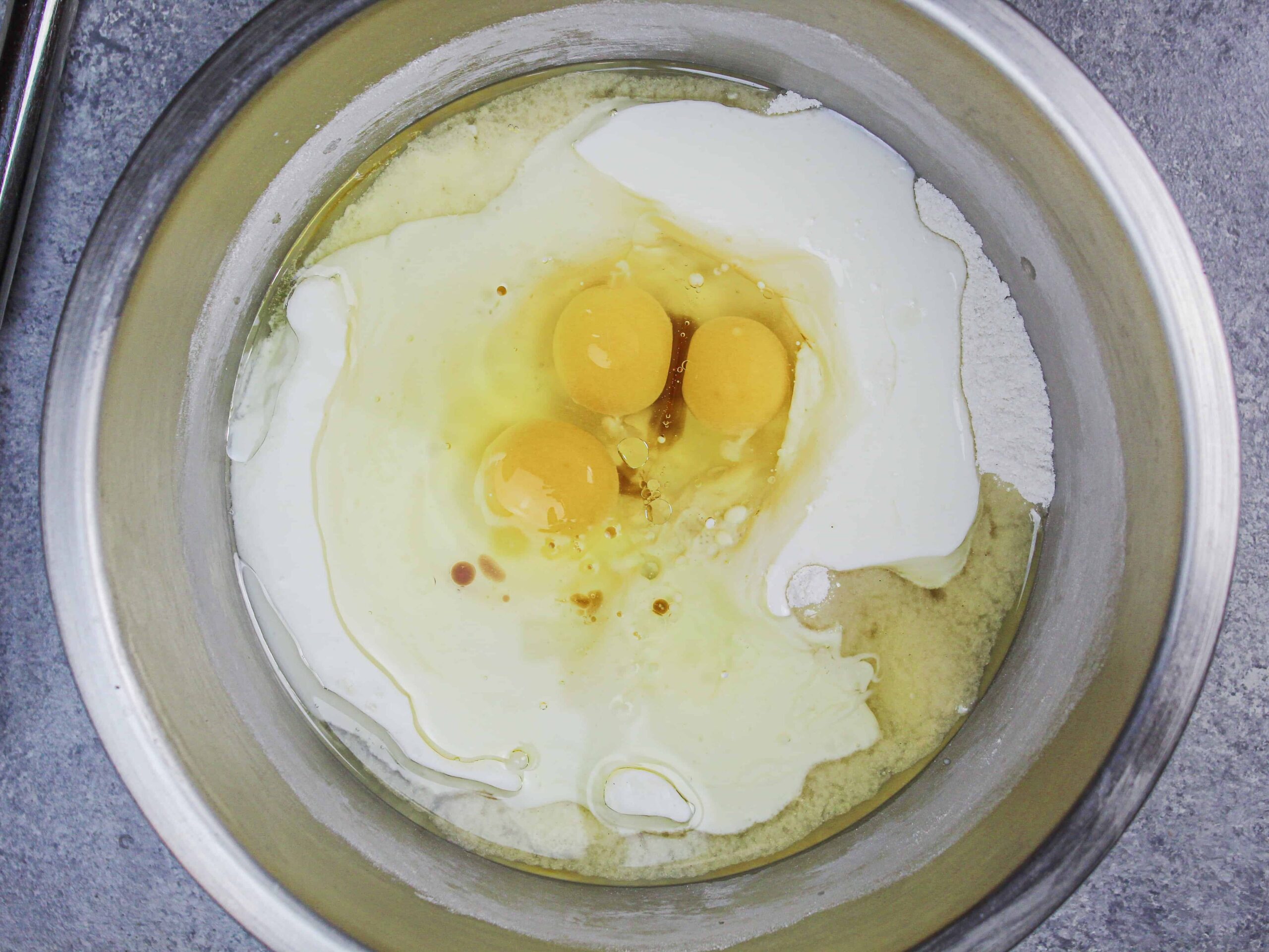 图像简单的配料在碗从头做一个简单的无谷蛋白香草蛋糕