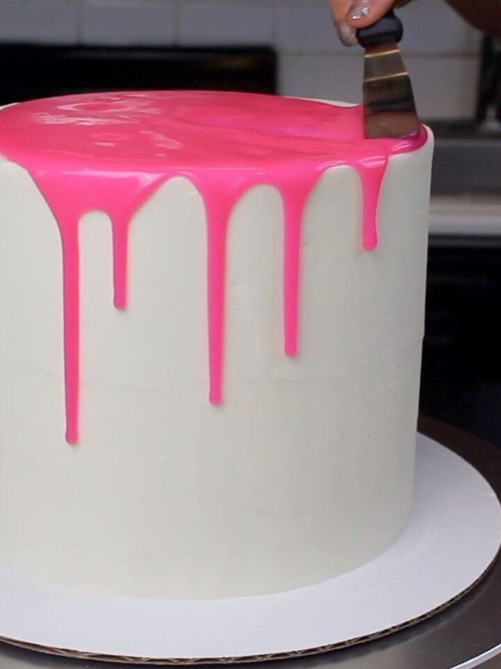 粉色滴添加到蛋糕的照片