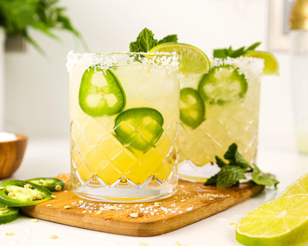 老式玻璃中辣玛格丽塔酒的图像