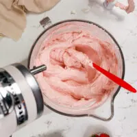搅拌碗中草莓瑞士酥皮黄油奶油的图像