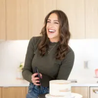 Chelseweets Chelsey White的betway必威88登录图像与长凳刮刀蛋糕涂覆蛋糕