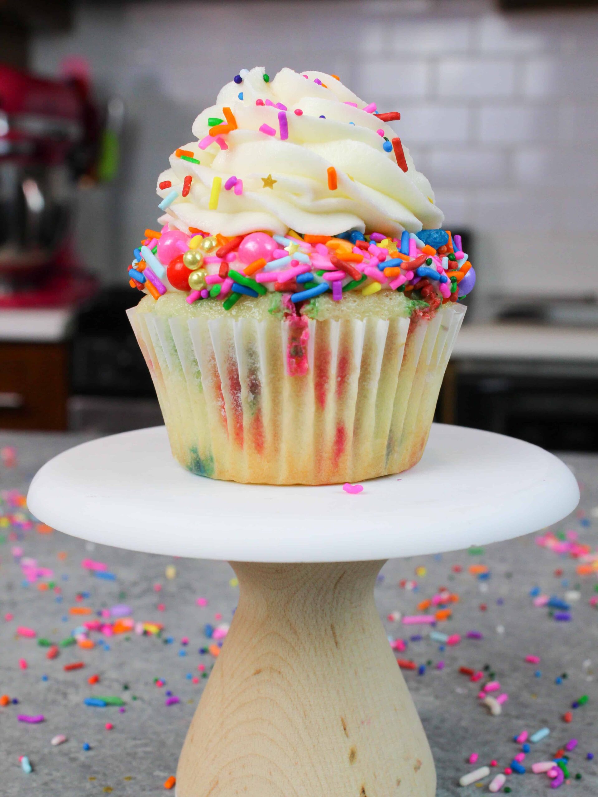 磨砂funfetti蛋糕的照片,漂亮撒混合