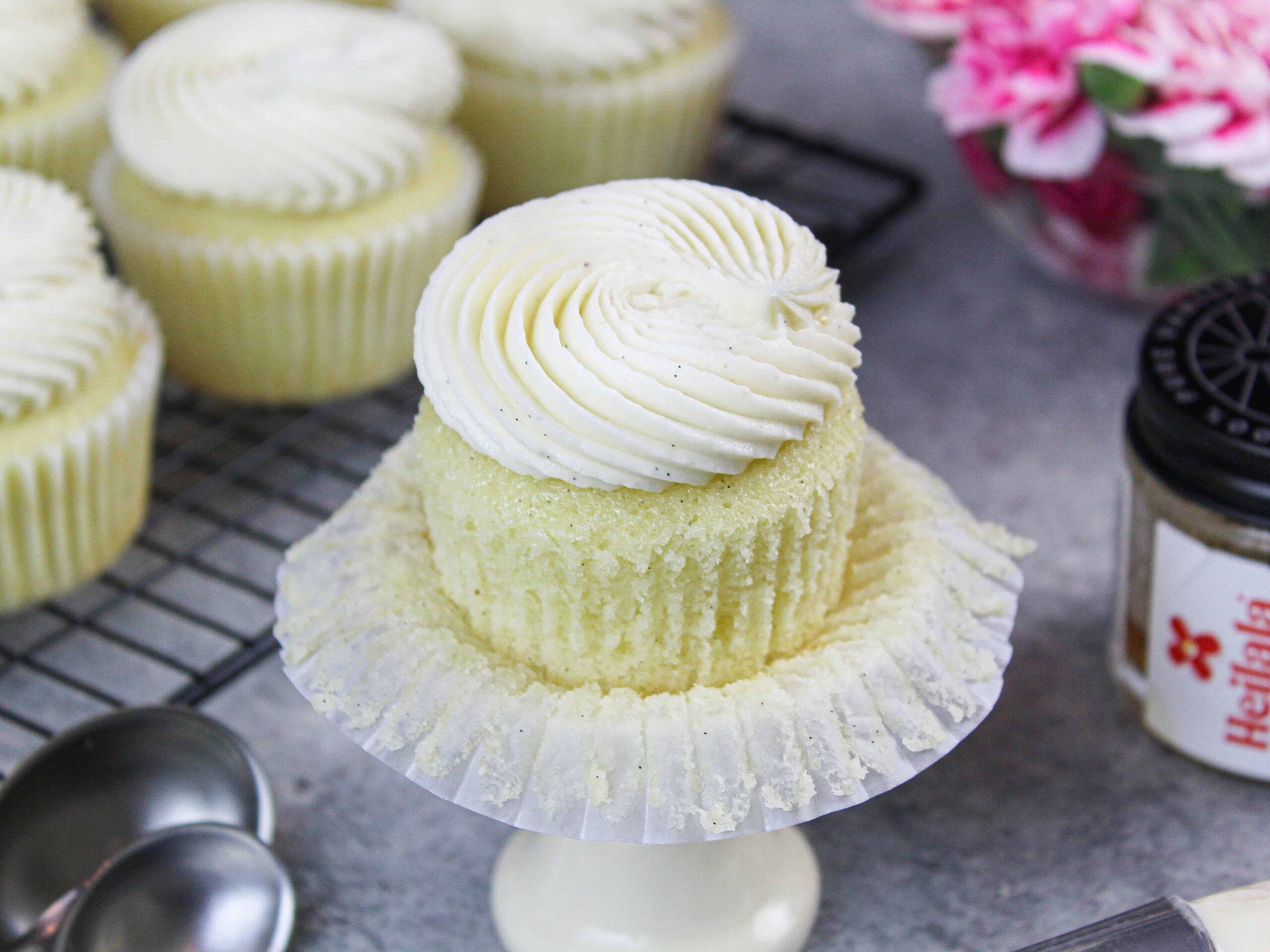 乳制品免费蛋糕拆开的形象展示潮湿和毛茸茸的