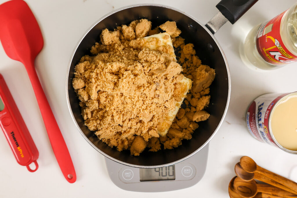 锅中成分的图像，使焦糖填充浓密