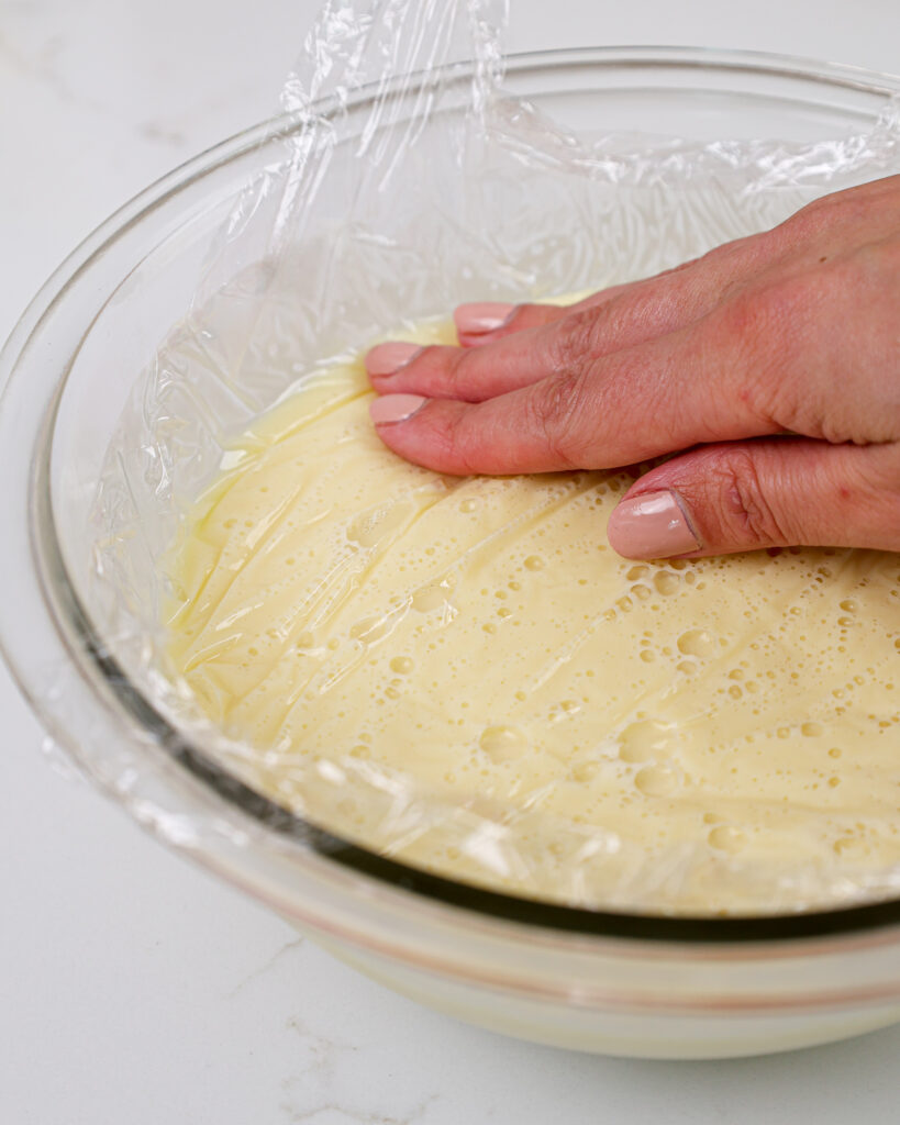 白巧克力酱的形象被覆盖着塑料包装在冷冻前阻止它形成了一个皮肤