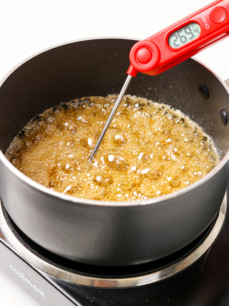 烹饪糖和水的图像，直到在320 F到达硬球阶段