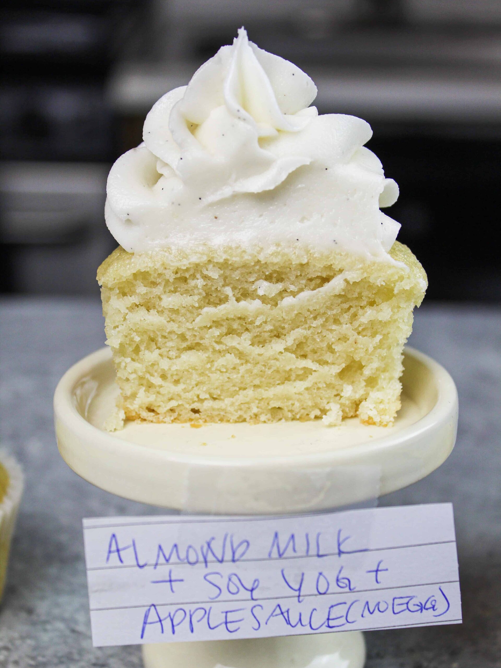 乳制品和鸡蛋的形象自由的苹果酱和杏仁牛奶的纸杯蛋糕