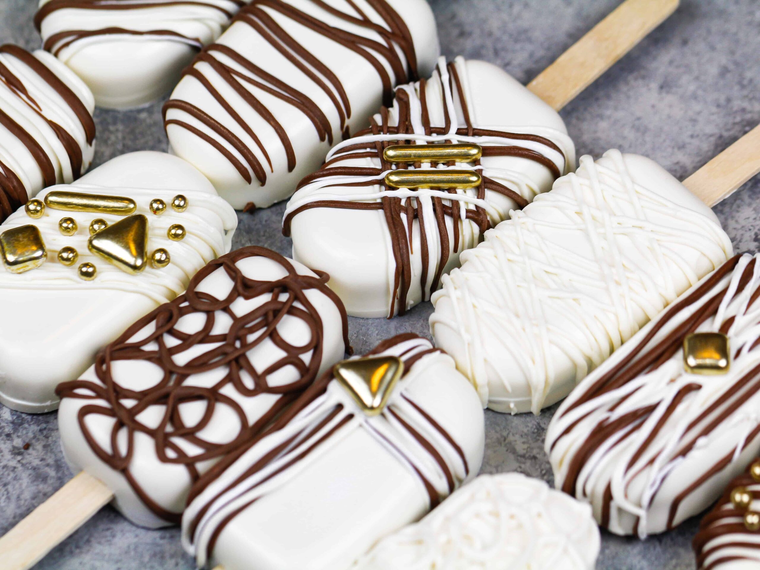 cakesicles教程的形象装饰着白色和黑巧克力次小雨