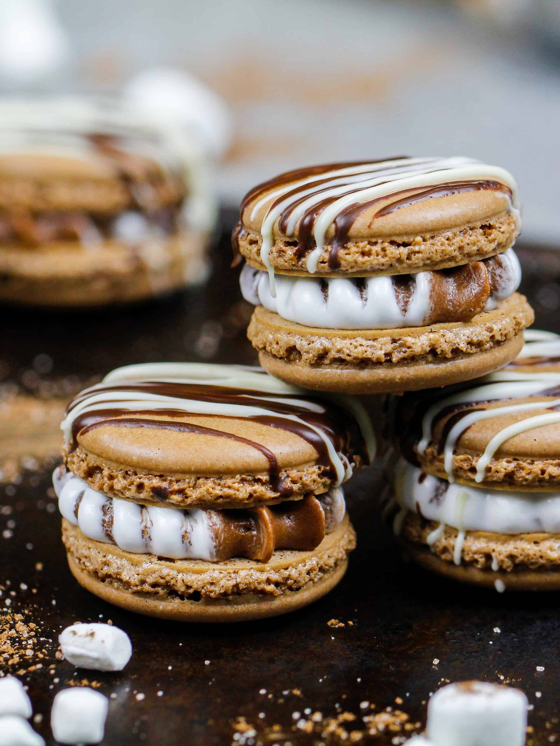 热可可马卡龙的形象充满了热可可和棉花糖奶油乳酪是一个托盘堆放包围迷你棉花糖