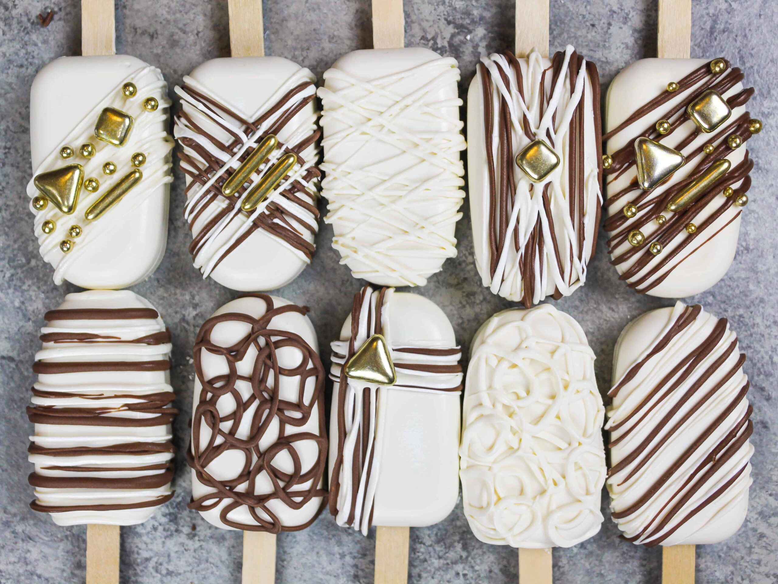 的形象cakesicles装饰着白色和黑巧克力次小雨和漂亮的黄金洒