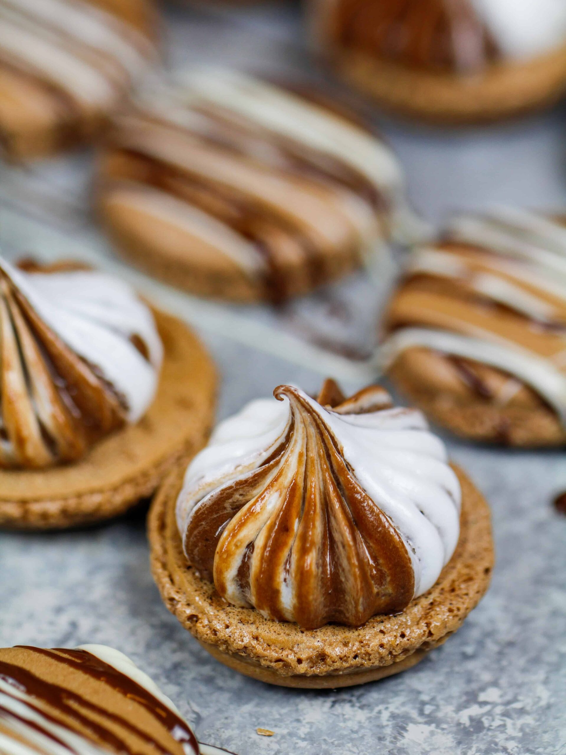 热可可马卡龙的形象充满了棉花糖和热可可奶油乳酪