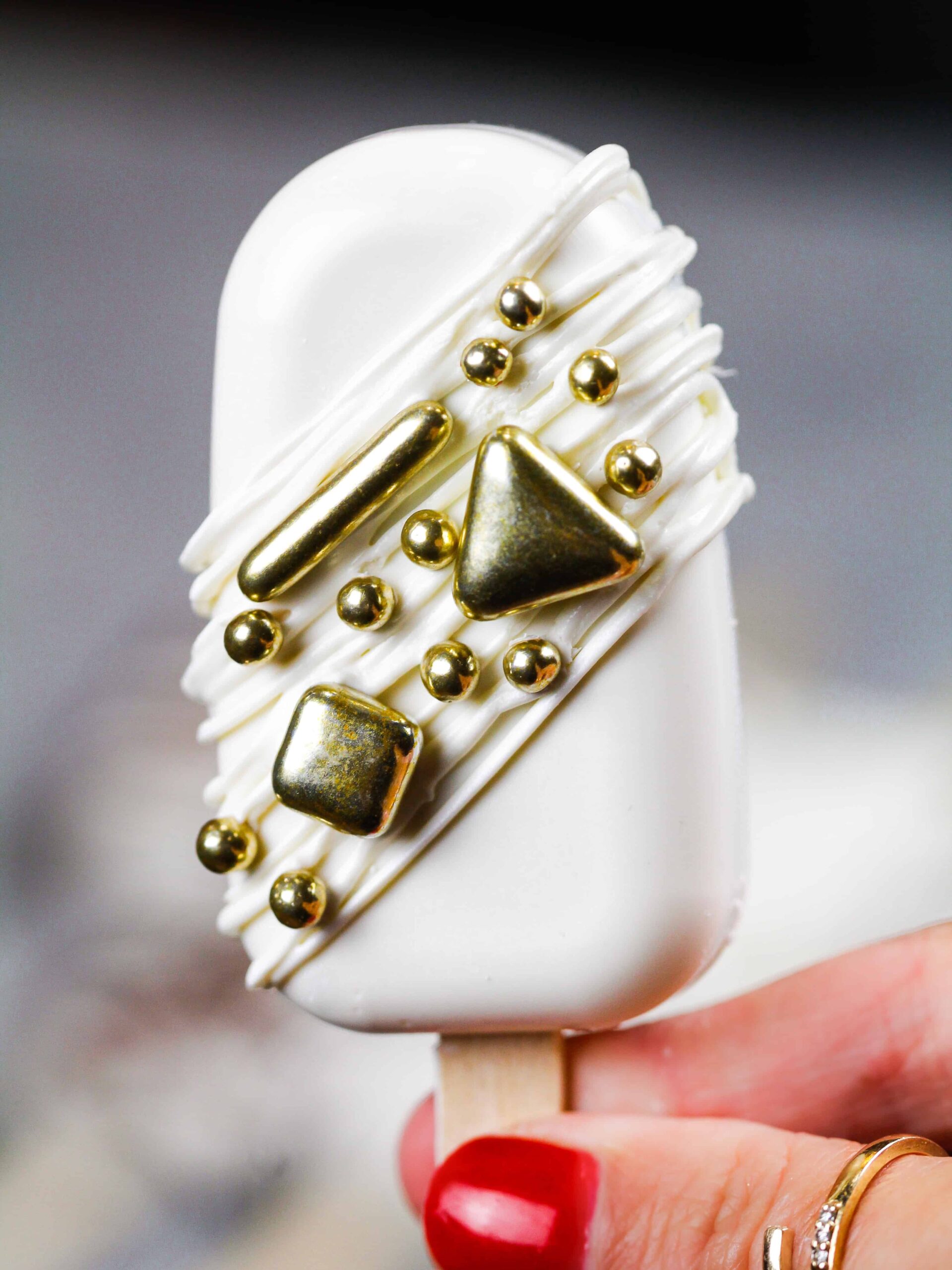 图片的白巧克力cakesicle装满了巧克力蛋糕