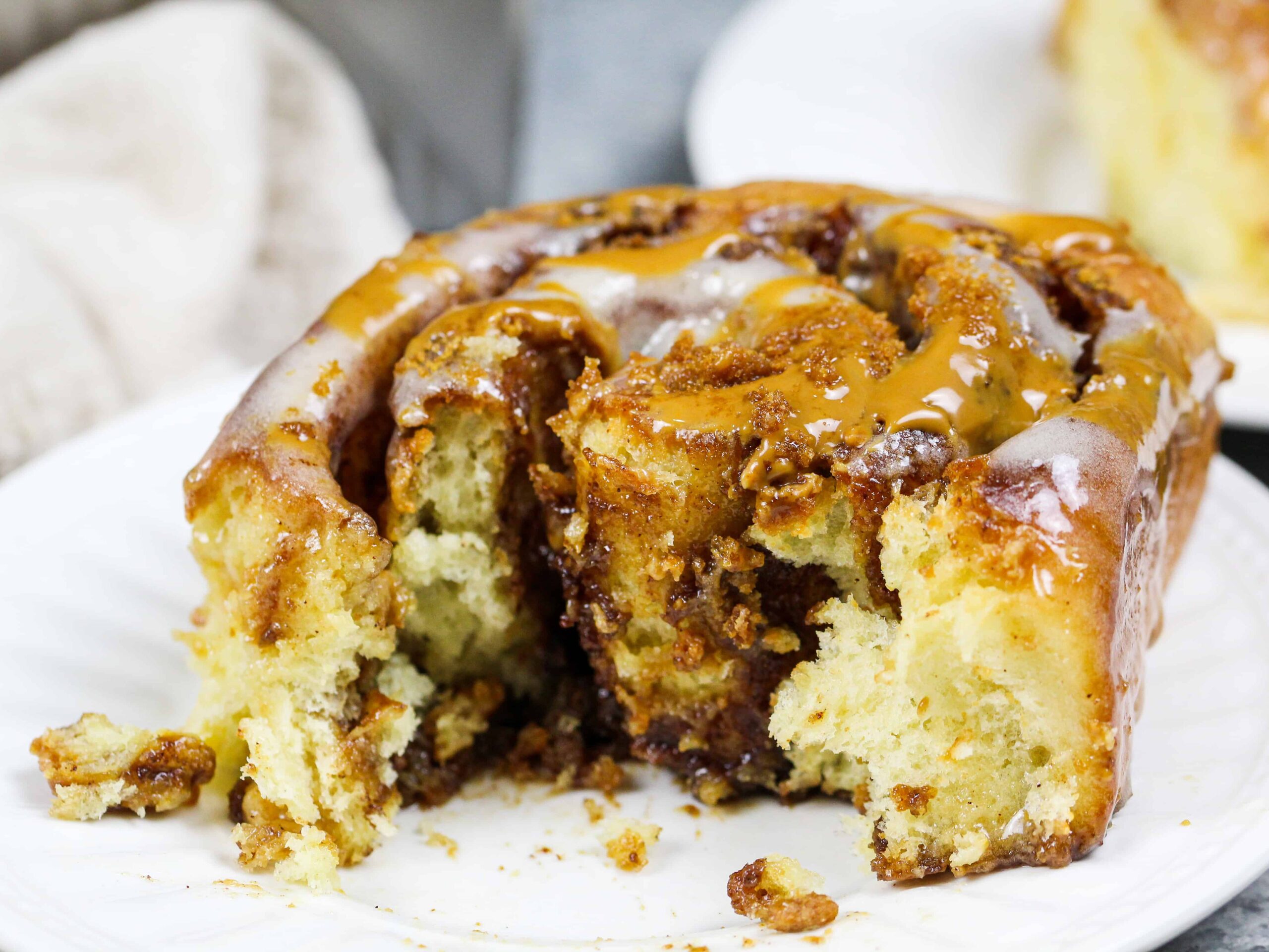 的形象biscoff黄油饼干的肉桂卷在一盘切成展示蓬松和柔软