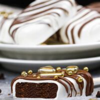 切成巧克力和白巧克力蛋糕的图像