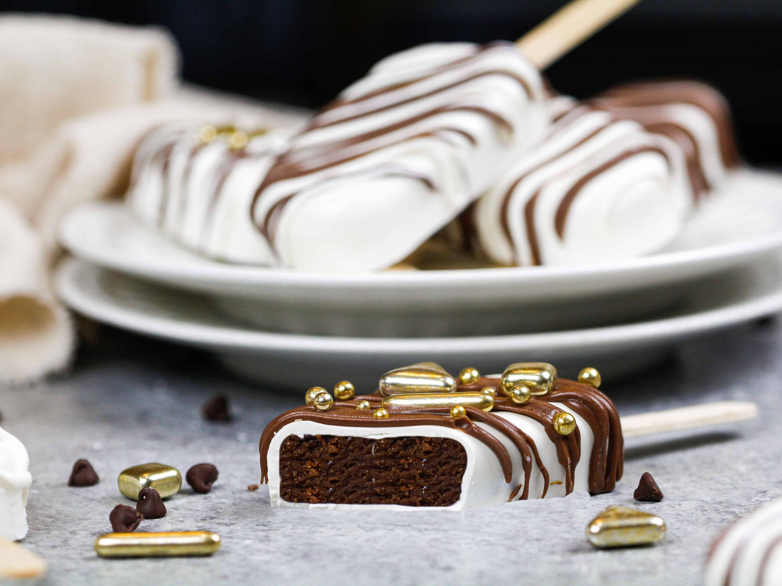 切成巧克力和白巧克力cakesicle的形象