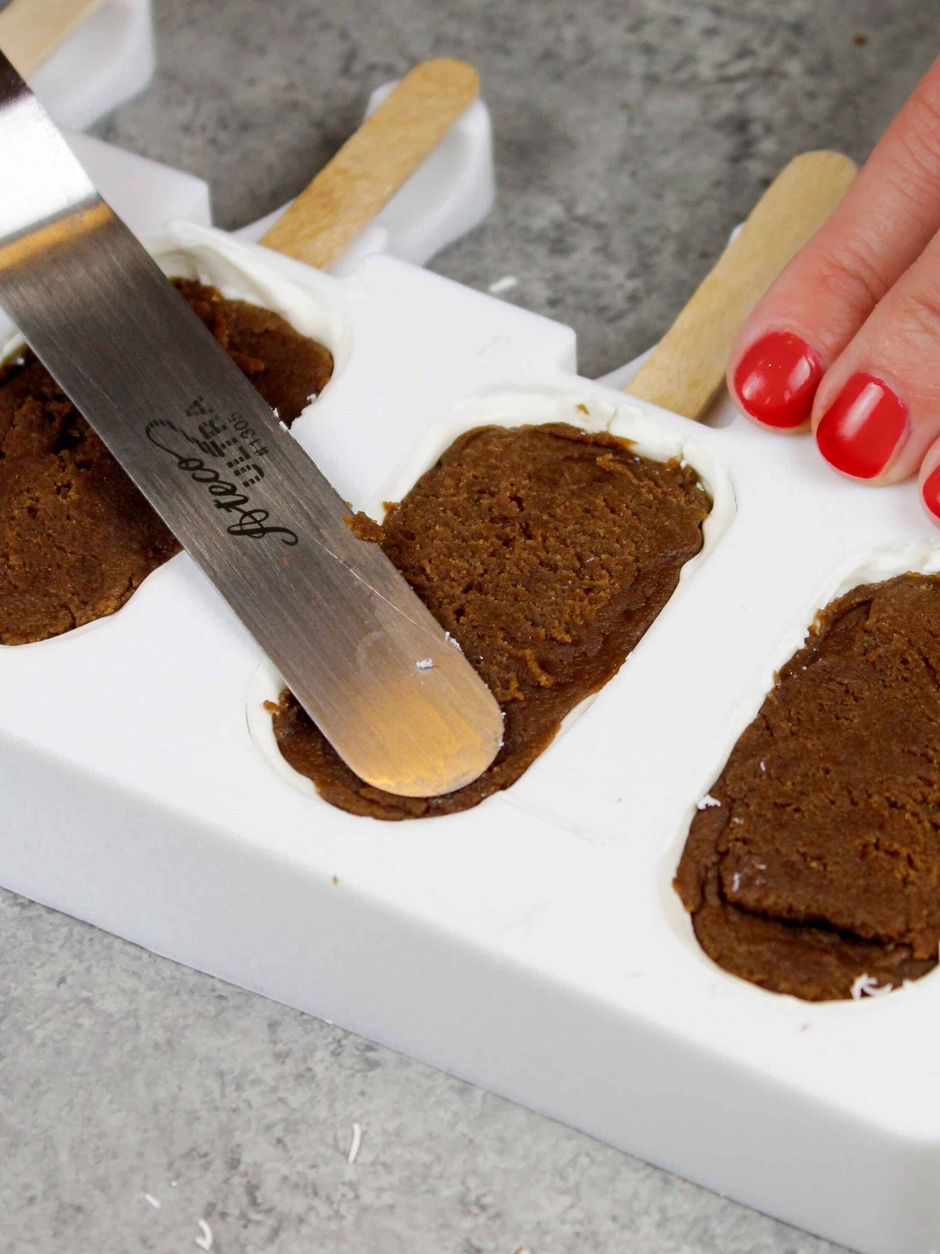 硅胶模具的形象充满了蛋糕cakesicles或蛋糕冰棒