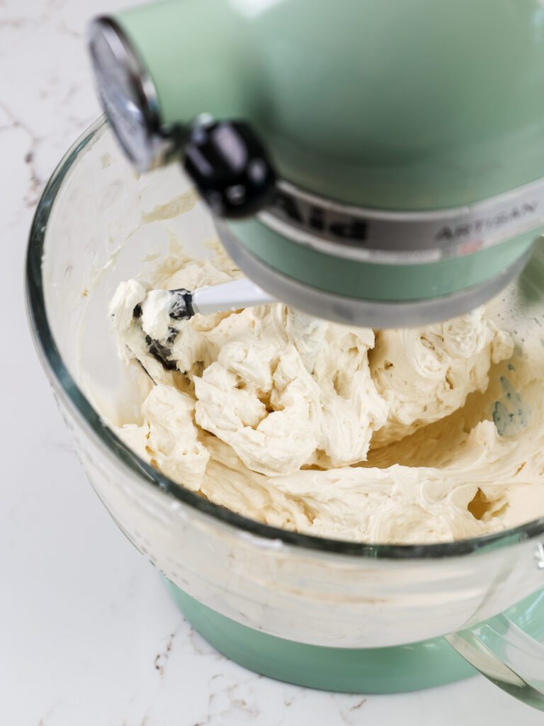 不太甜的奶油的图像被搅动到完美的稠度