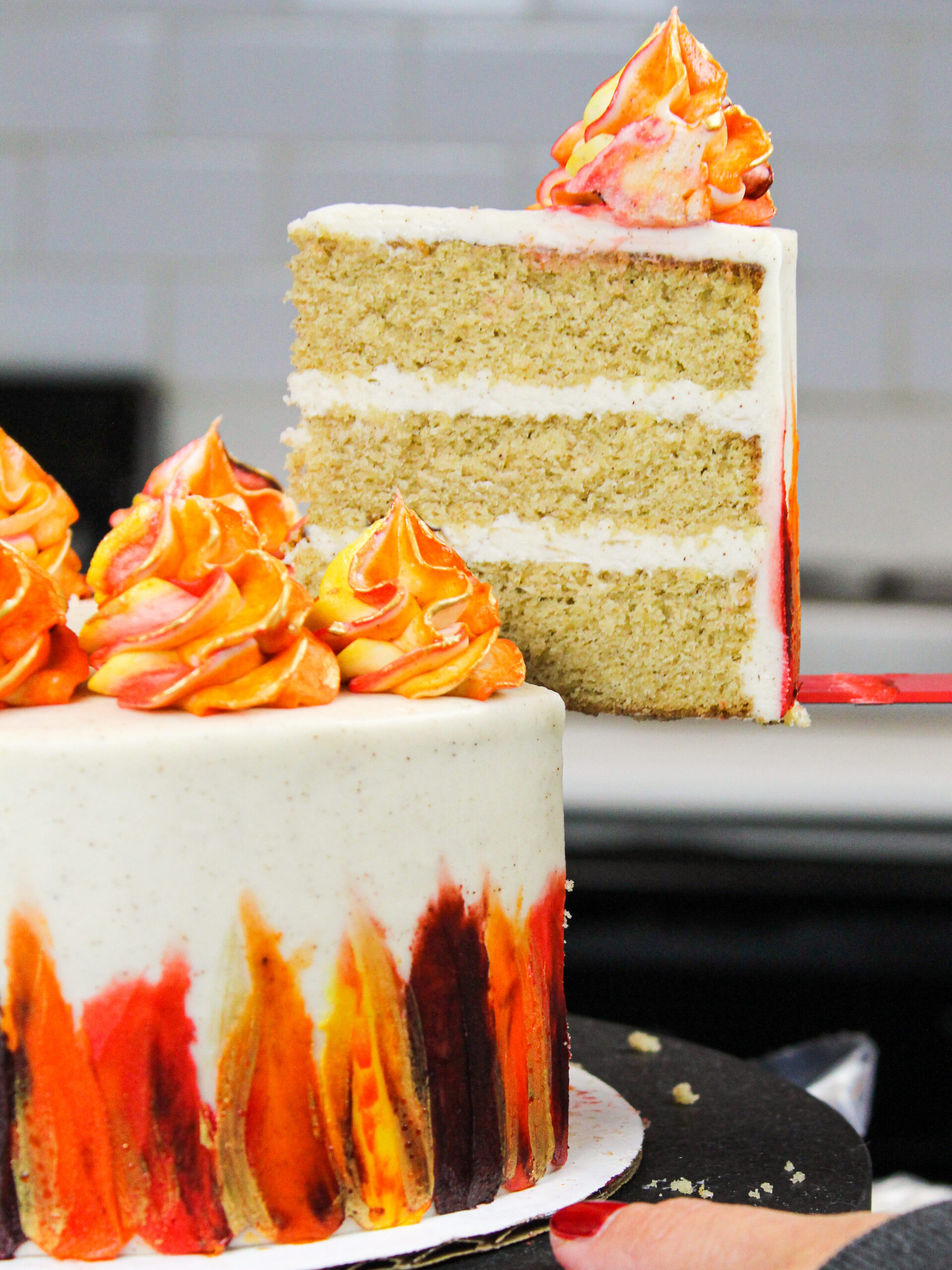 图像一片无谷蛋白香料蛋糕被削减,拿出一层蛋糕展示温柔,湿润蛋糕层