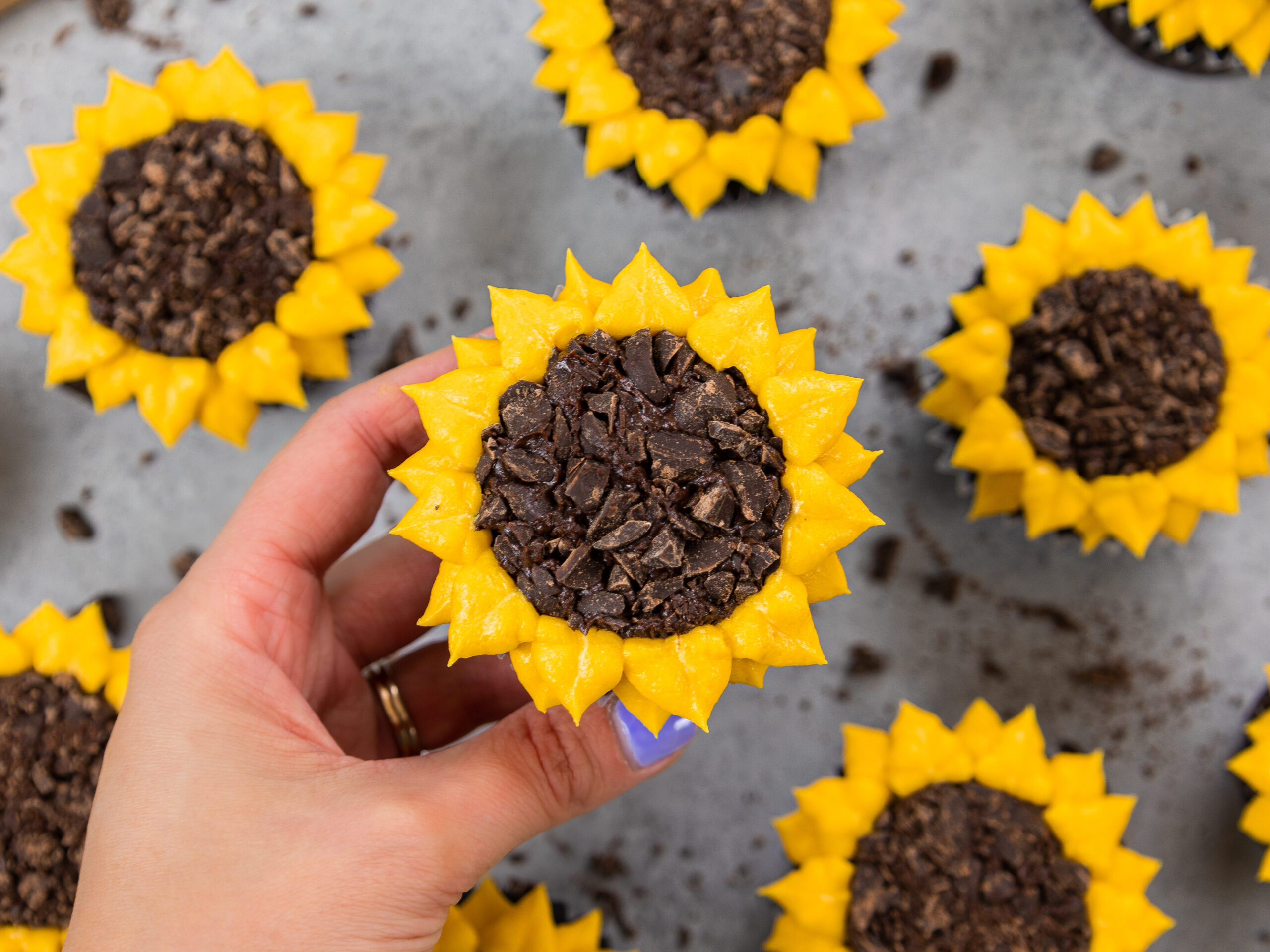 向日葵纸杯蛋糕的图像