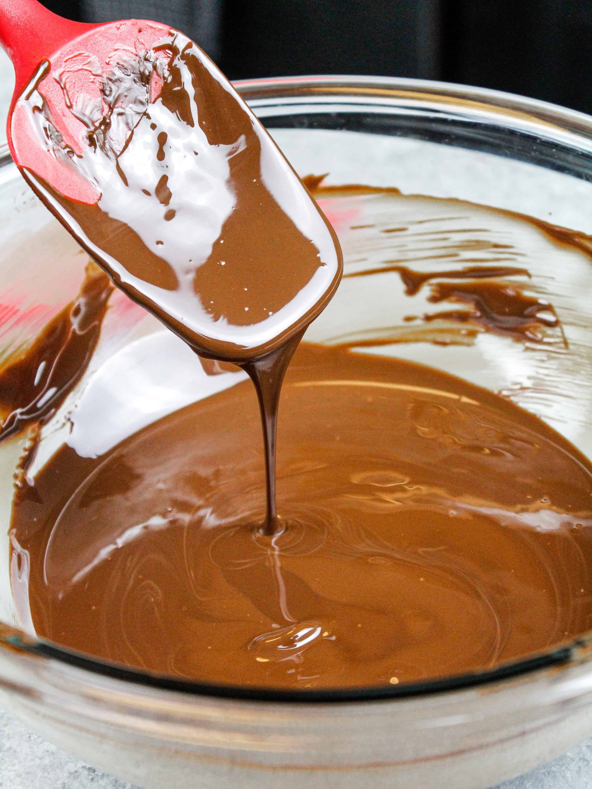 黑巧克力的形象在微波使cakesicles慢慢融化