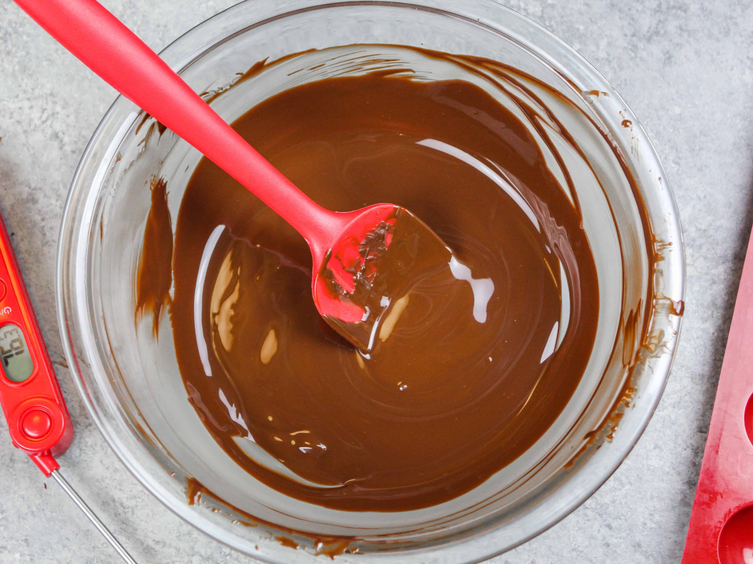 黑巧克力的形象在微波装饰cakesicles慢慢融化