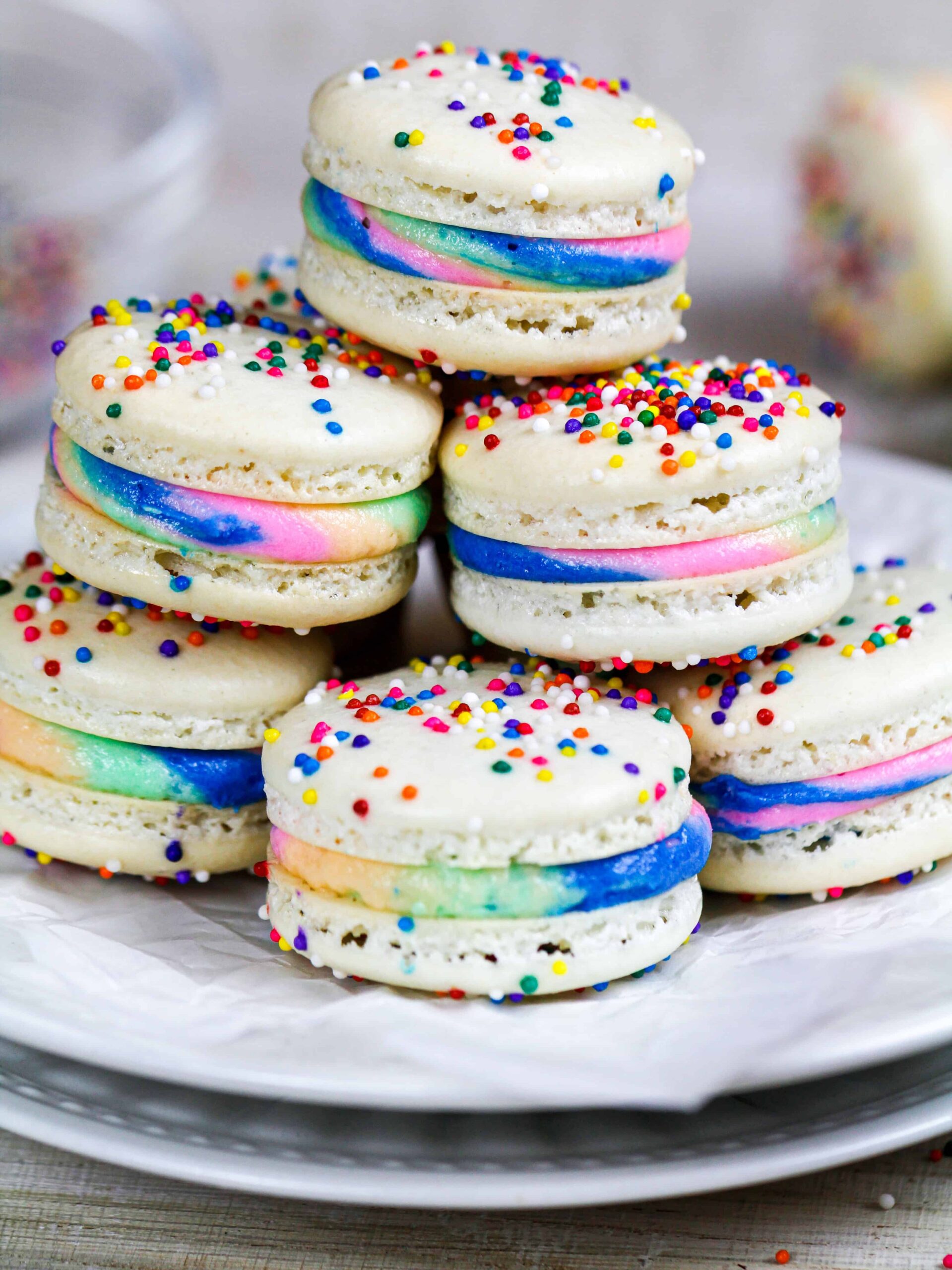 彩虹马卡龙的图像堆放在盘子上