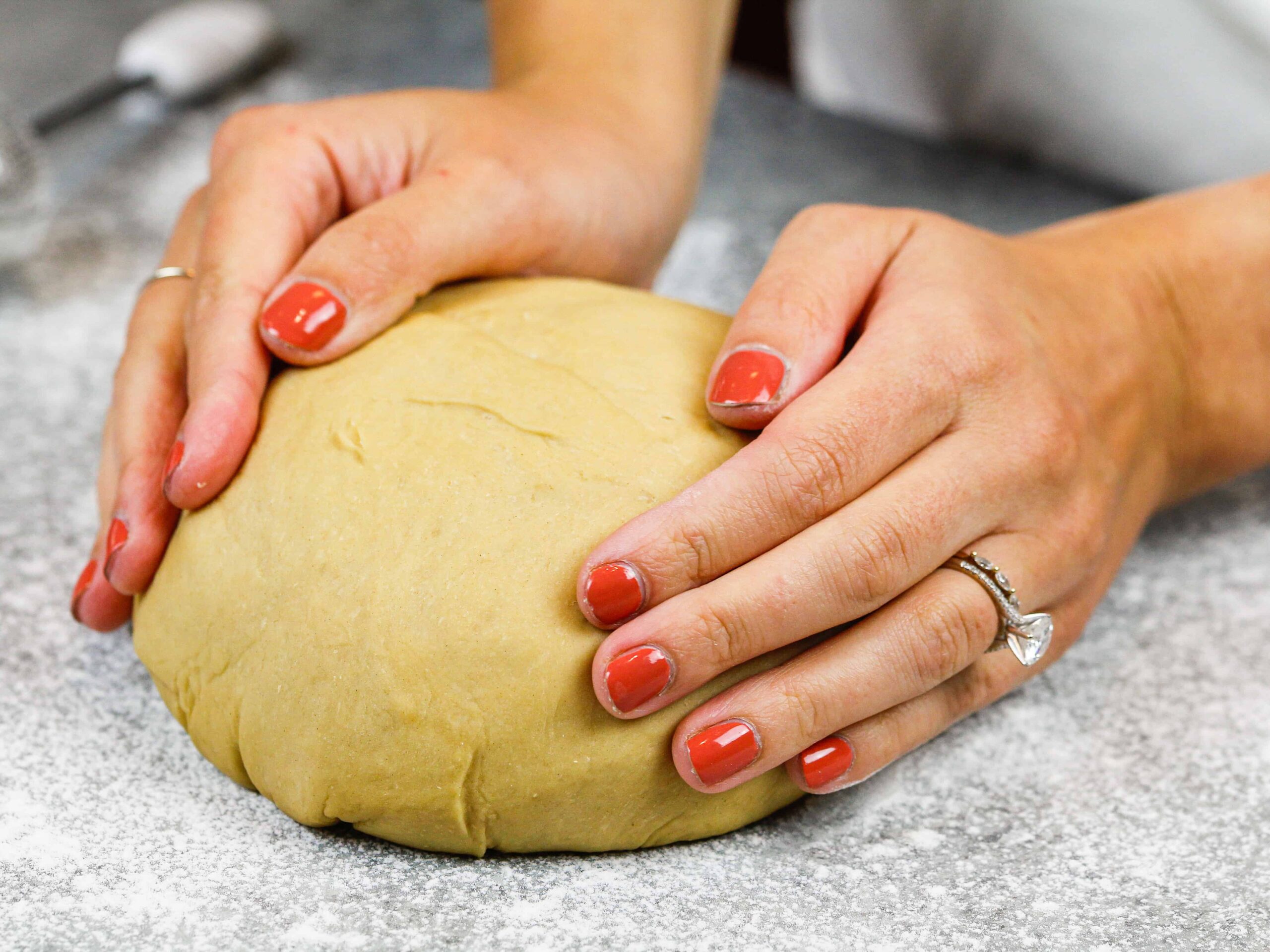 的形象瞬间酵母肉桂卷面团之前休息放松的谷蛋白被推出